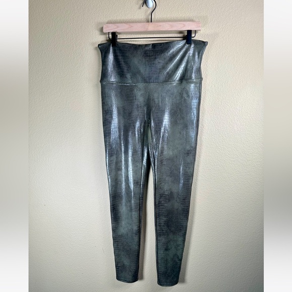 SPANX Faux Leather Croc Shine Leggings in Darkened Olive Size XL/TG - Picture 4 of 16